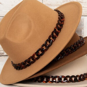 CLASSIC FEDORA HAT WITH TORTOISE CHAIN